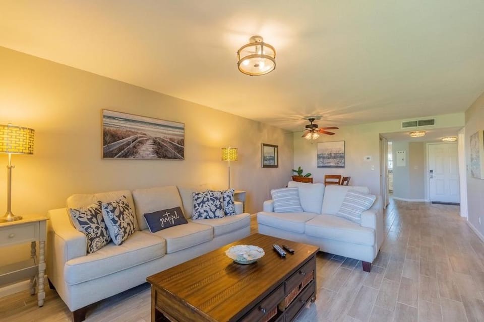 Beautiful and Relaxing Condo min from St Pete beach Discnt available Apartment in Isla del Sol