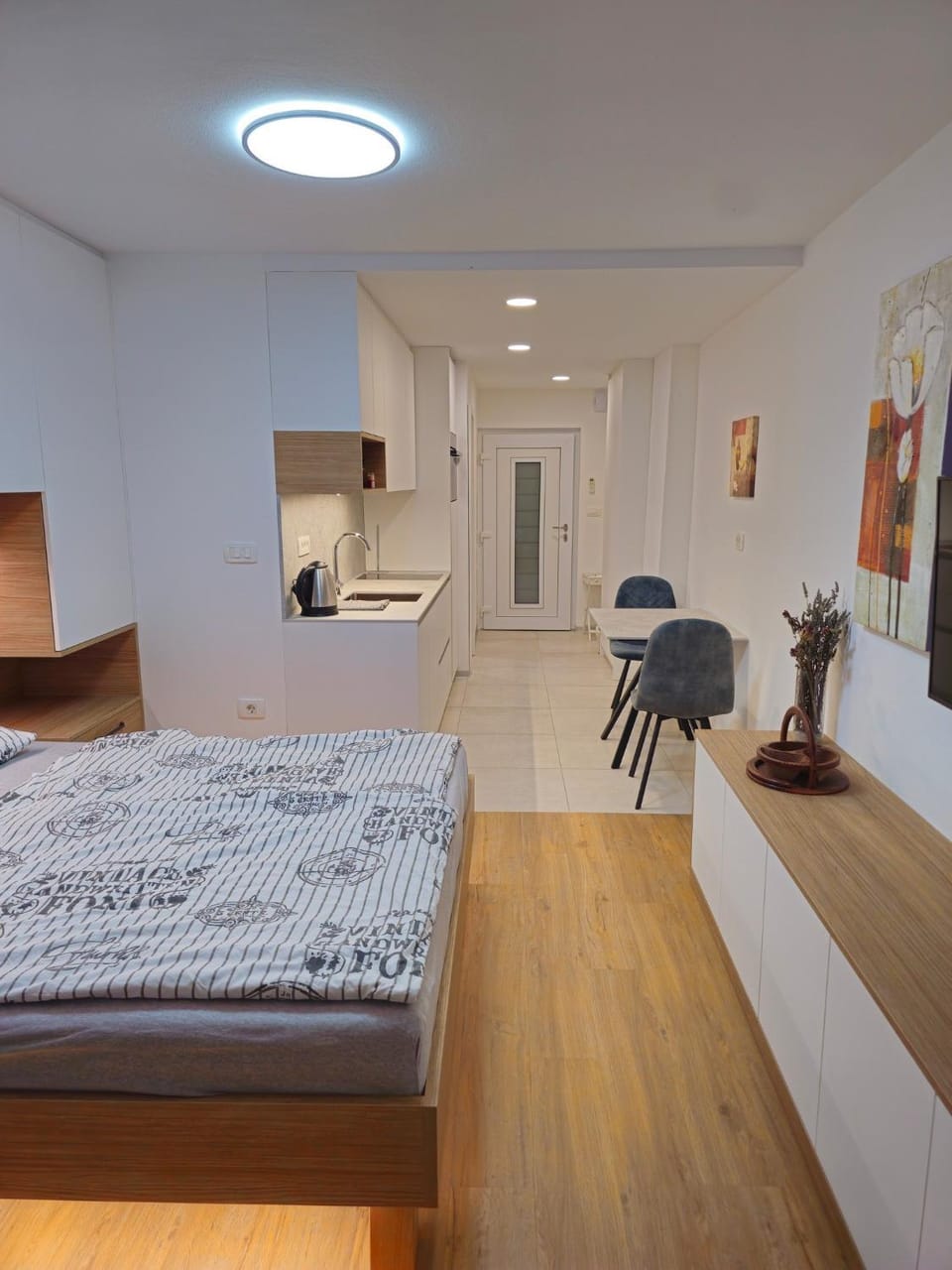 Bed, Kitchen or kitchenette, Dining area