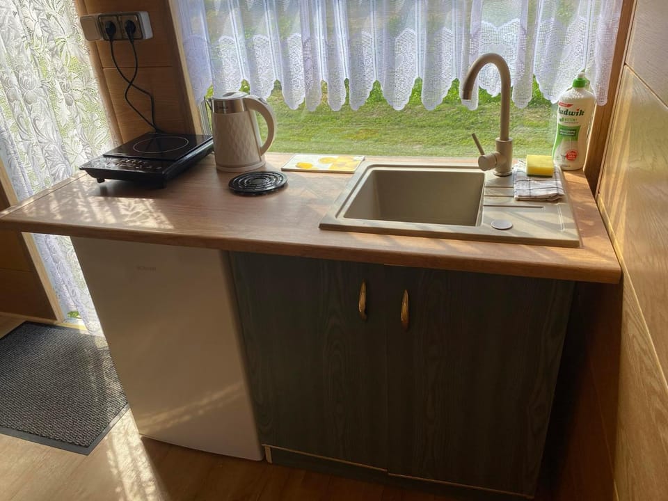 Coffee/tea facilities, Kitchen or kitchenette, stove