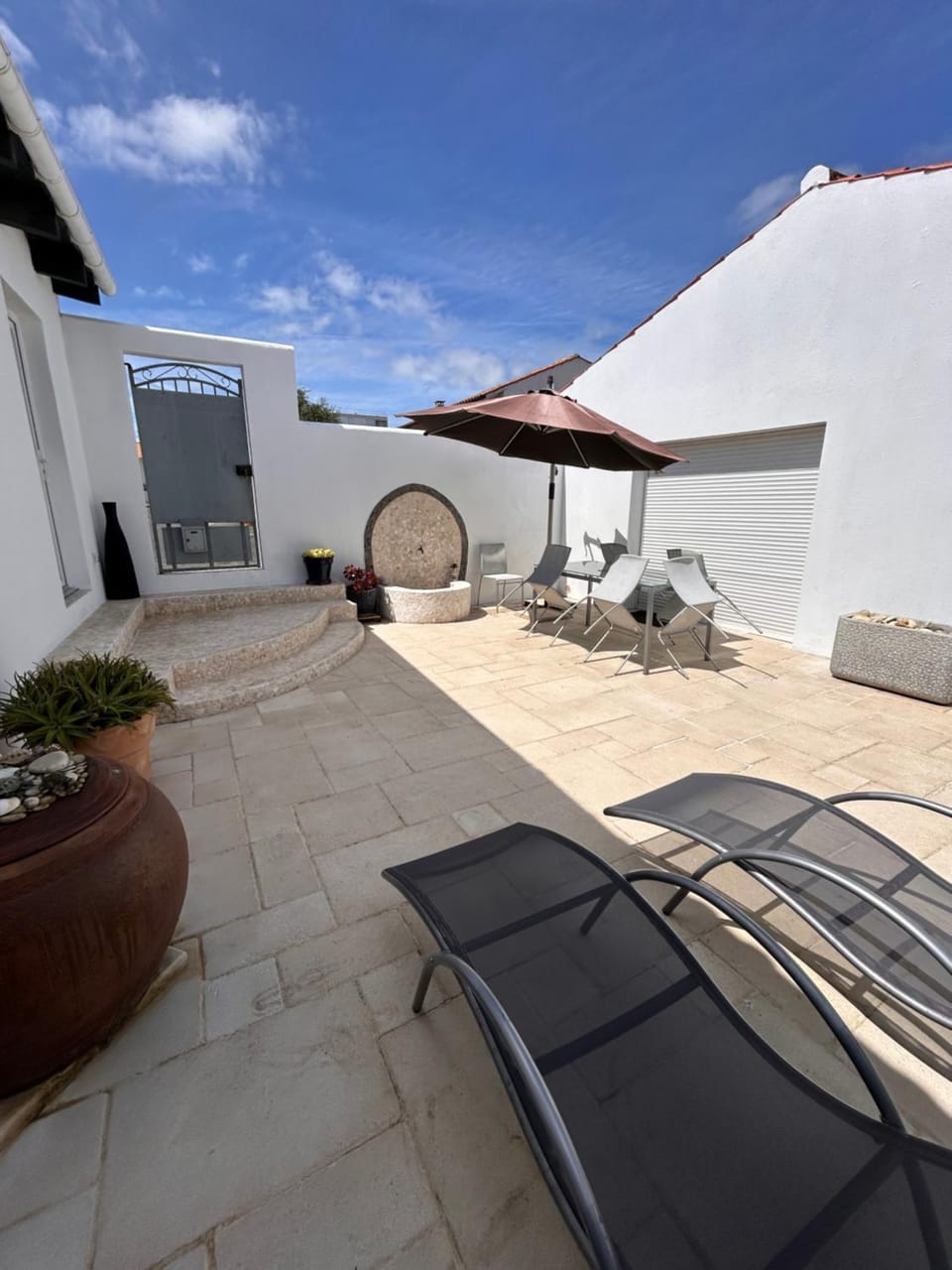 Patio, Day, Seating area, sunbed