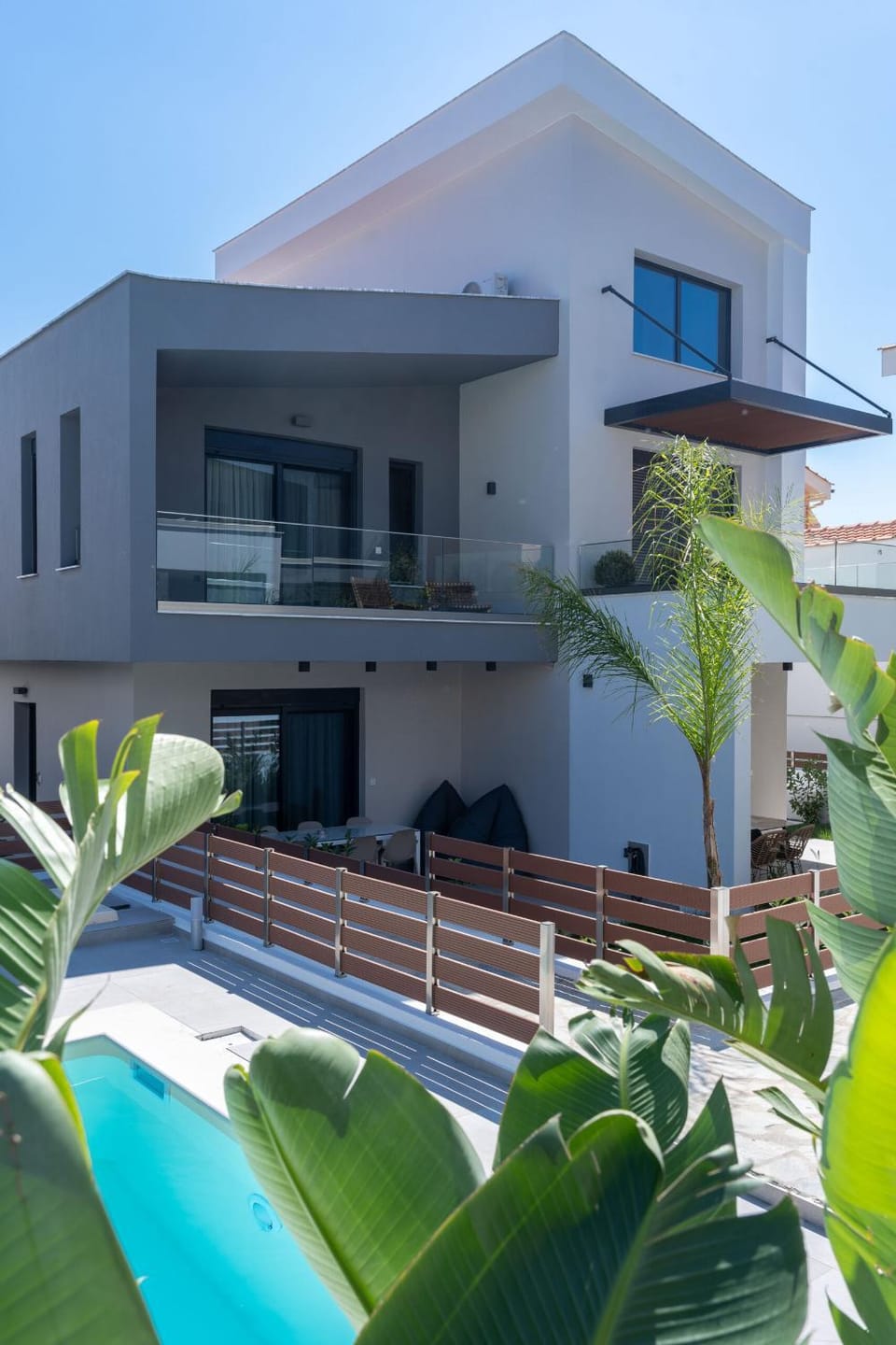 Property building, Day, Garden, Garden view, Pool view, Swimming pool