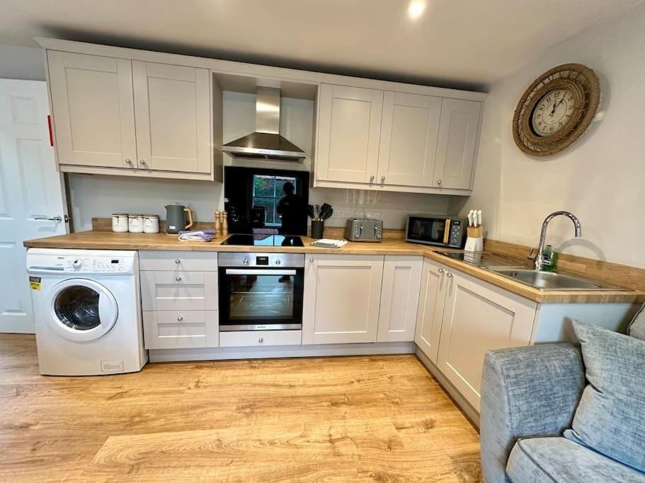 Coffee/tea facilities, Kitchen or kitchenette, oven, toaster, washing machine, dryer