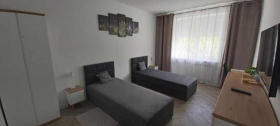 Bed, TV and multimedia, Seating area, Bedroom