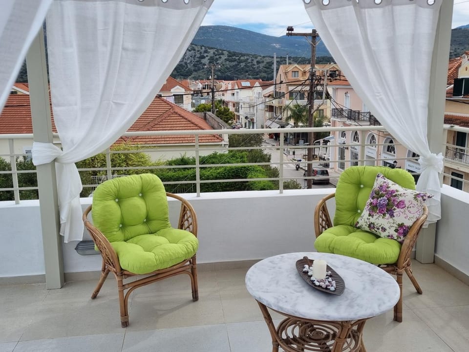 Balcony/Terrace, City view, Mountain view
