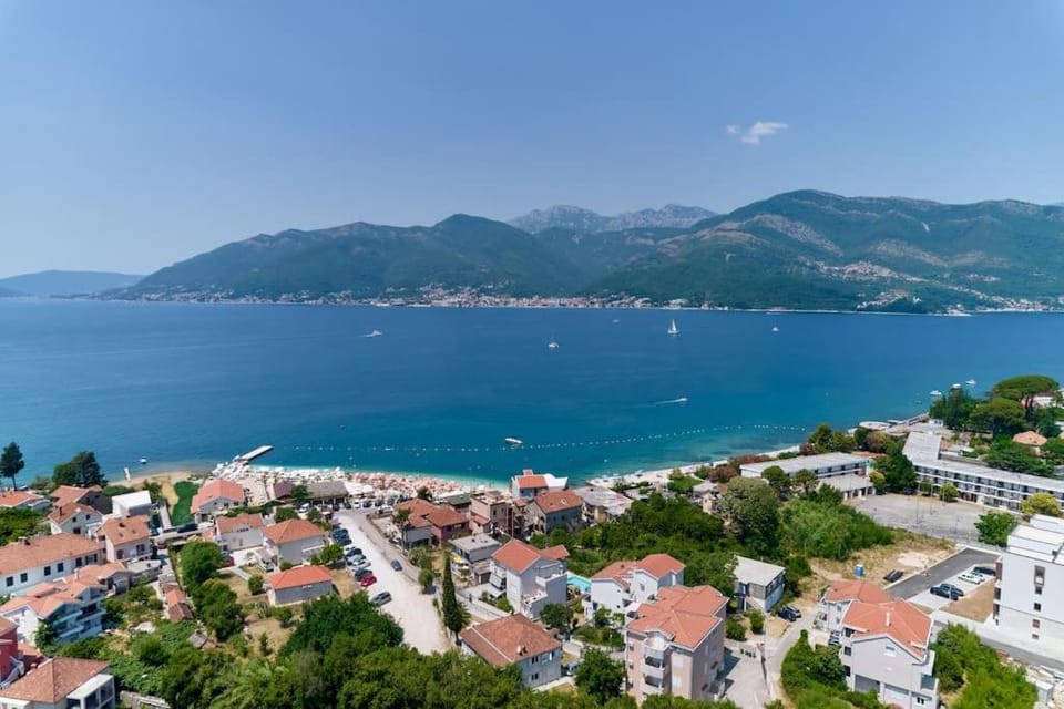 Nearby landmark, Day, Natural landscape, Bird's eye view, City view, Lake view