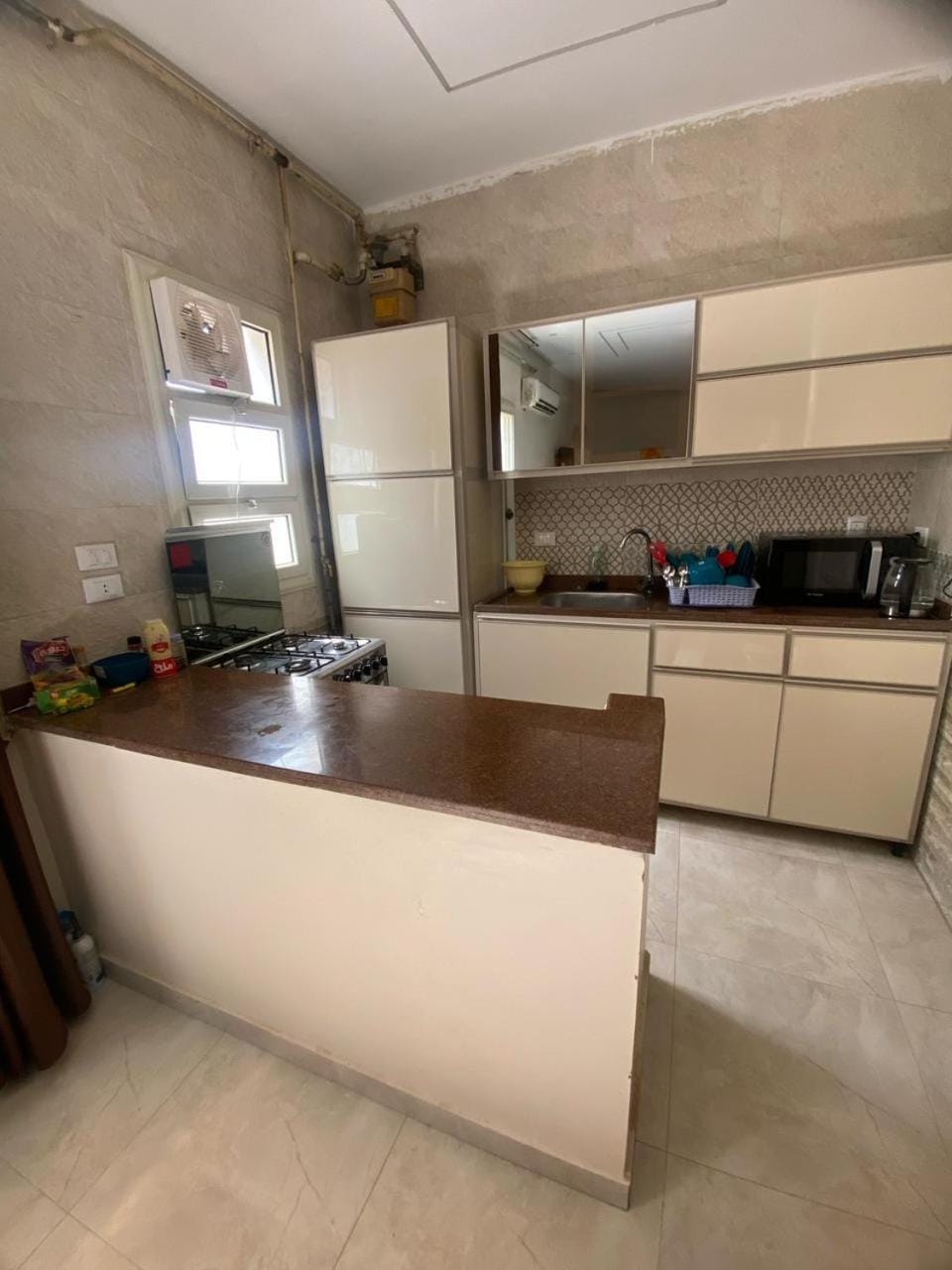 Kitchen or kitchenette, minibar, stove