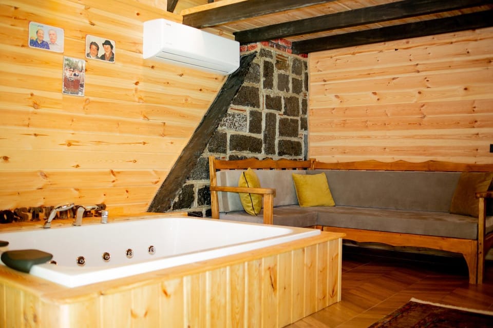 Hot Tub, Seating area, air conditioner
