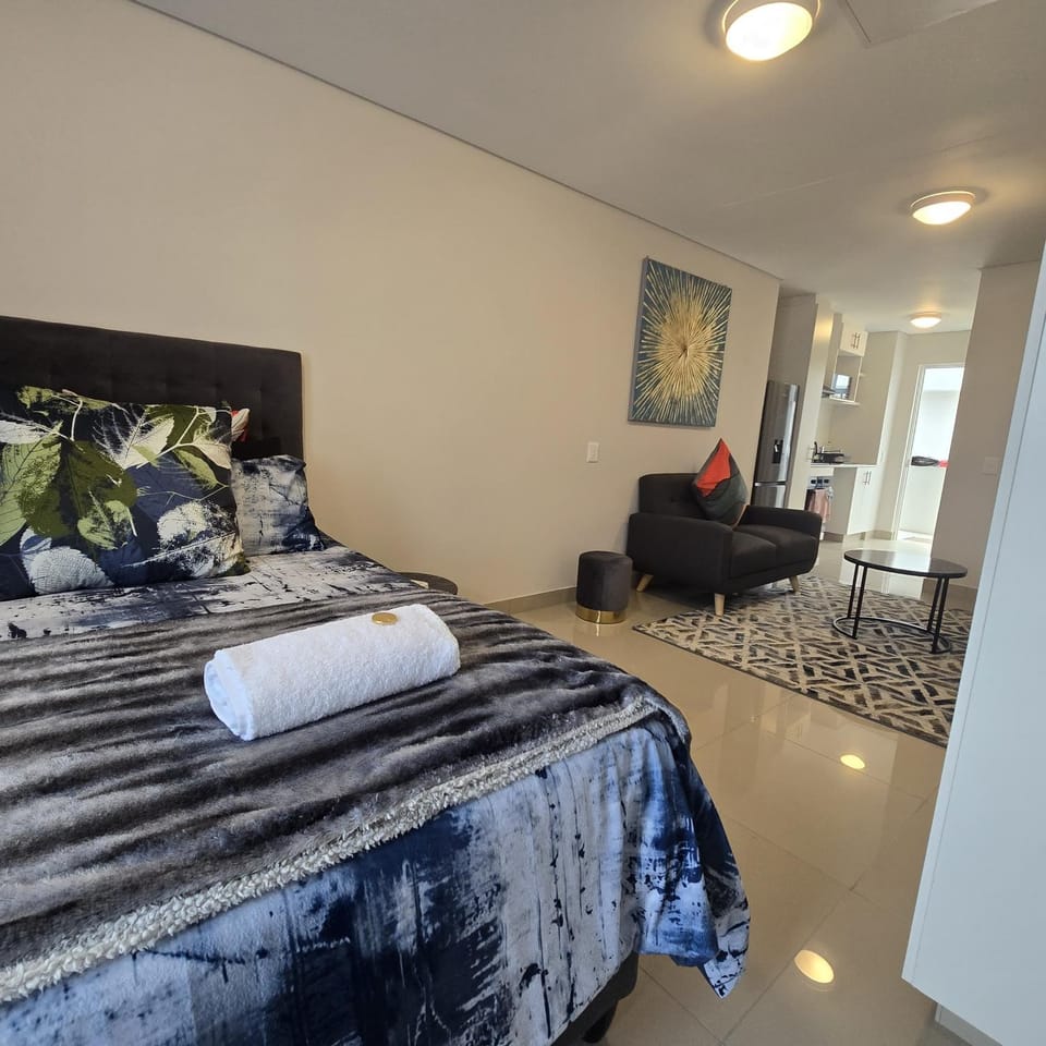 Bed, Seating area, towels