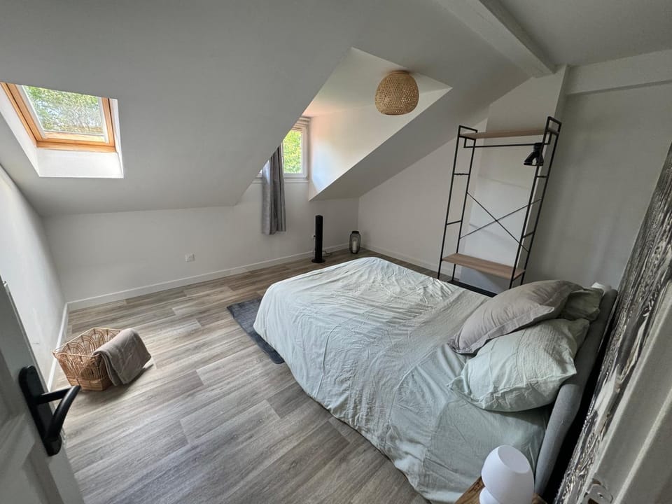 Bed, Photo of the whole room, Bedroom