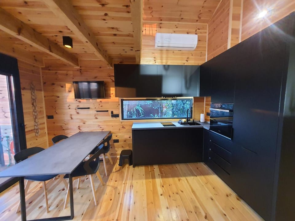 TV and multimedia, Kitchen or kitchenette, Dining area, oven, air conditioner