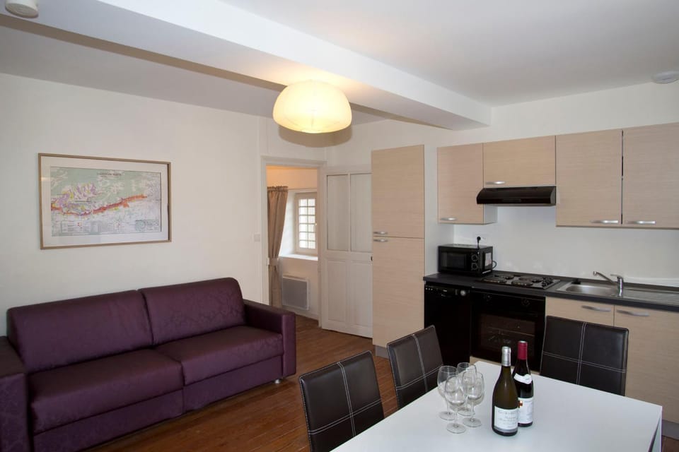 Kitchen or kitchenette, Seating area, Dining area