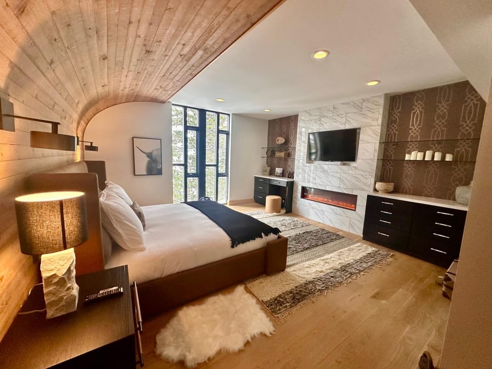 Bed, TV and multimedia, Living room, Photo of the whole room, Bedroom