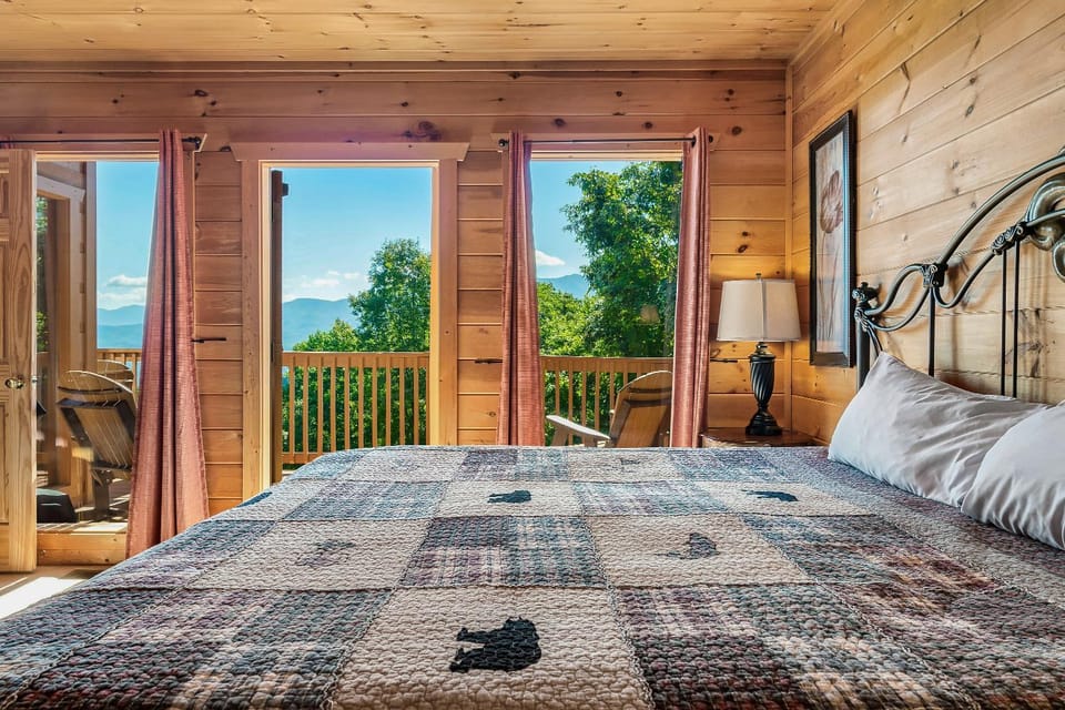 Million Views Theater Hot Tub Game Room House in Gatlinburg