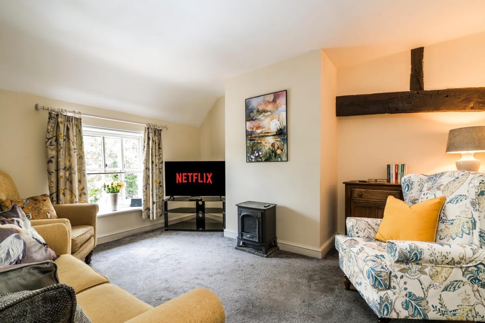TV and multimedia, Living room, Seating area, fireplace