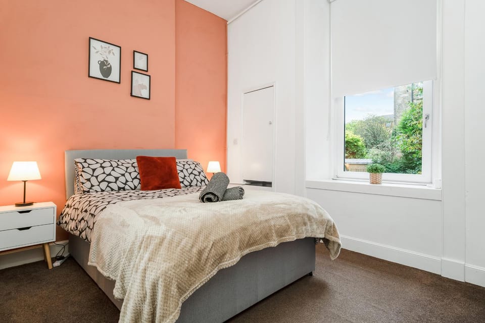 4 Beds - City Gateway Getaway with Free Parking Apartment in Glasgow