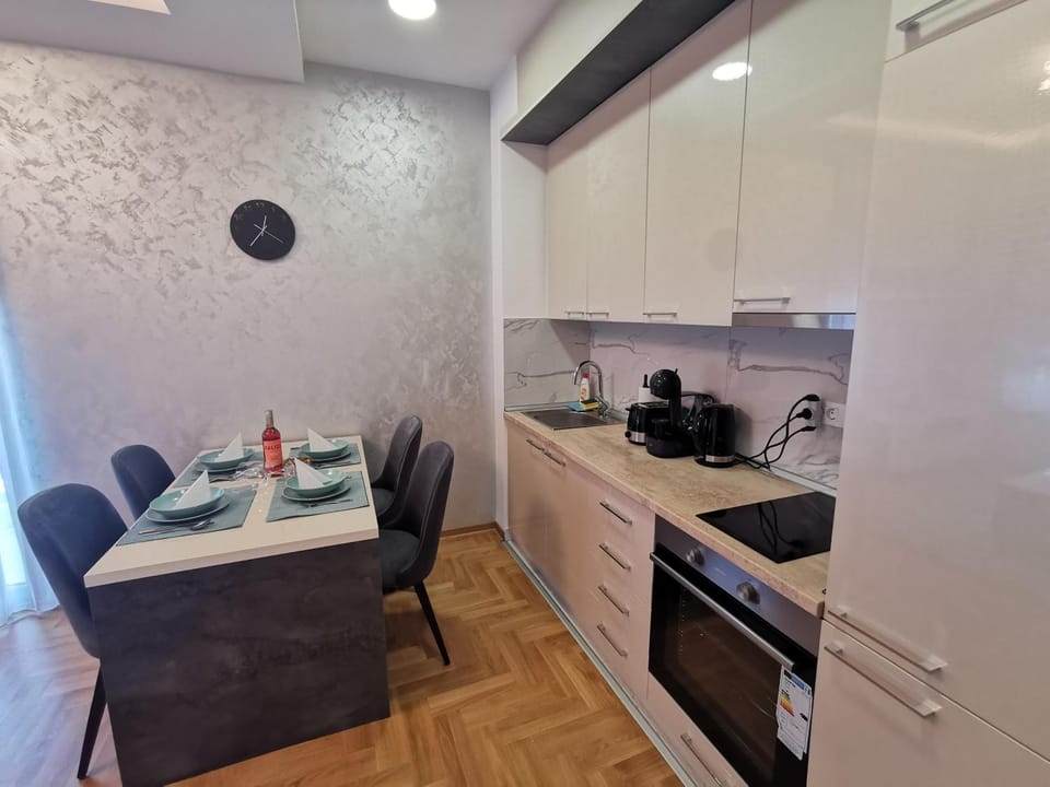 Kitchen or kitchenette, Dining area, minibar, oven, stove, toaster