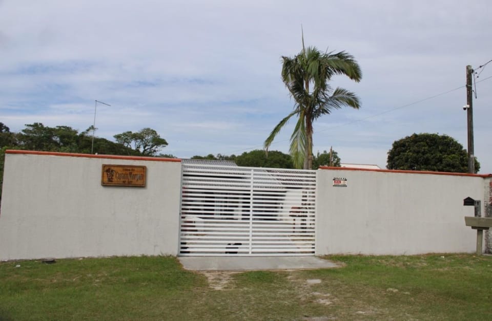 Pousada Captain Morgan Pontal do Sul com Piscina Apartment in State of Paraná