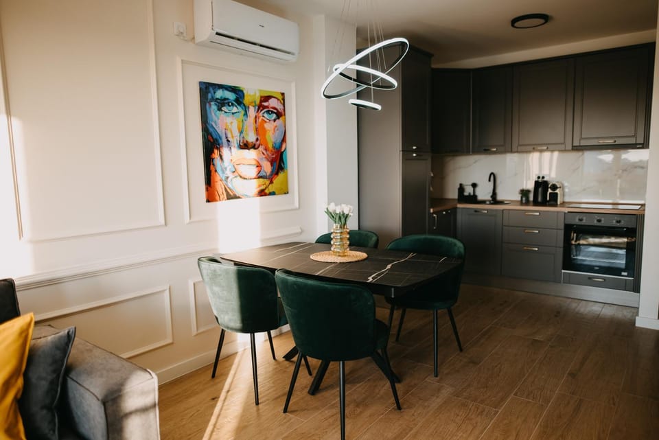 Kitchen or kitchenette, Living room, Seating area, Dining area, oven, pet friendly, stove