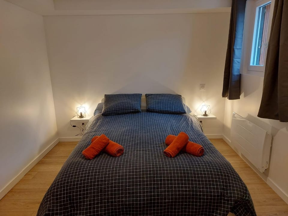 Bed, Photo of the whole room, Bedroom, towels, wardrobe