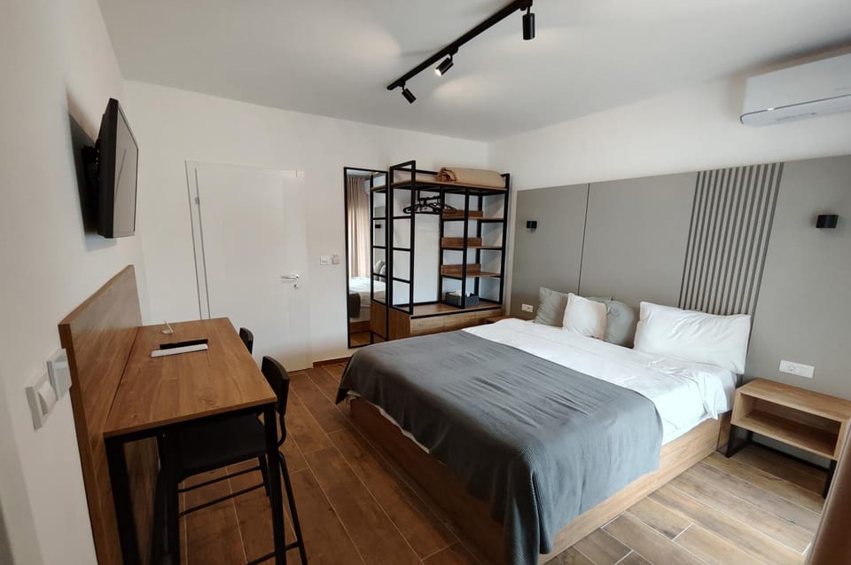 Bed, TV and multimedia, Photo of the whole room, wardrobe, air conditioner