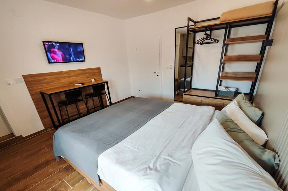 Bed, TV and multimedia, Photo of the whole room, wardrobe