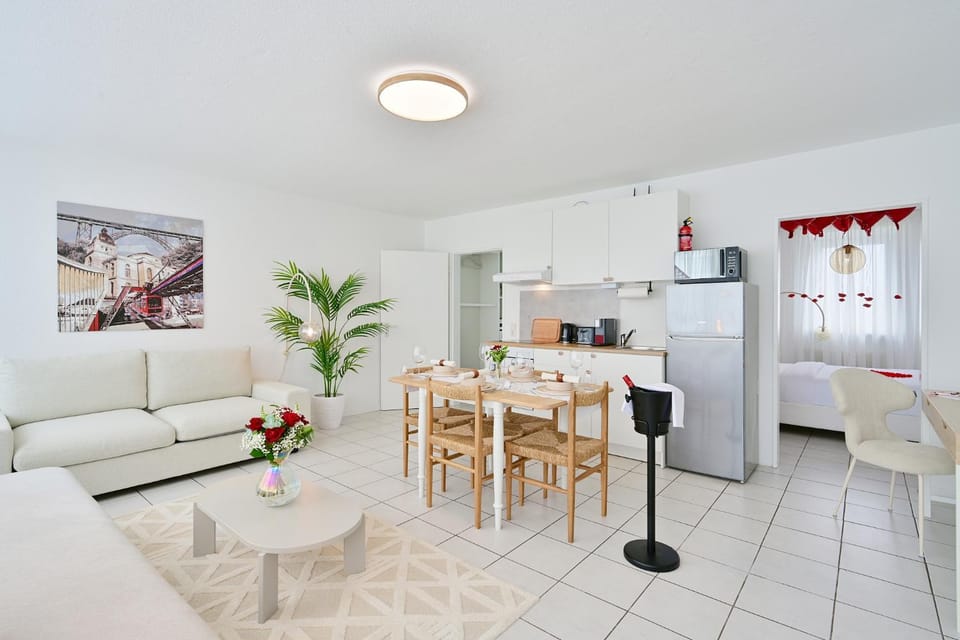 Kitchen or kitchenette, Living room, Seating area, Dining area