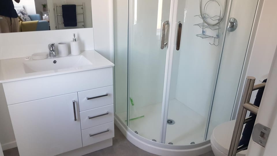 Charming Getaway by Hospital with Free Parking Apartment in Hamilton