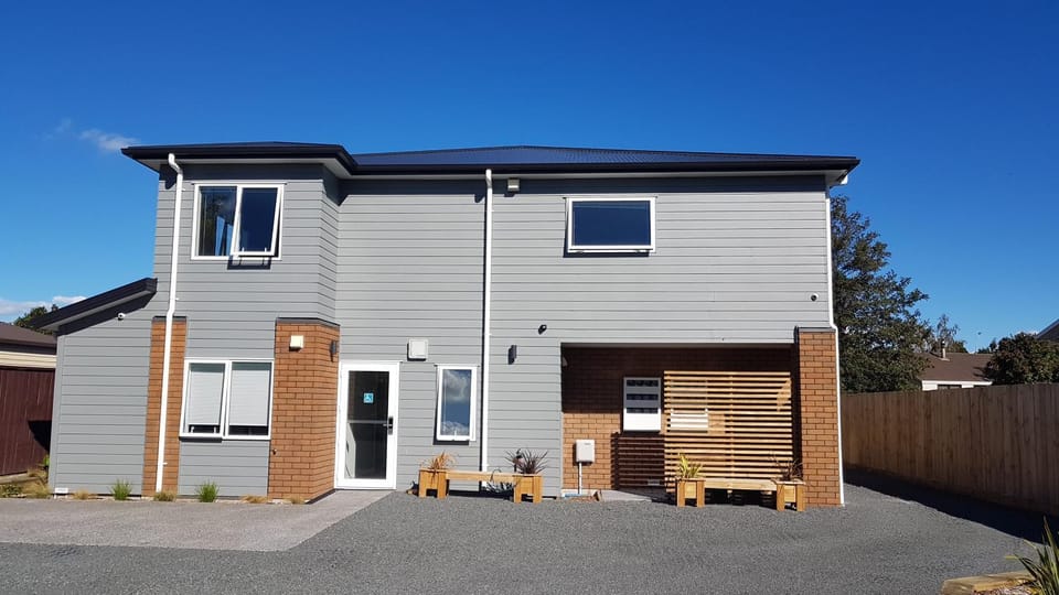 Charming Getaway by Hospital with Free Parking Apartment in Hamilton