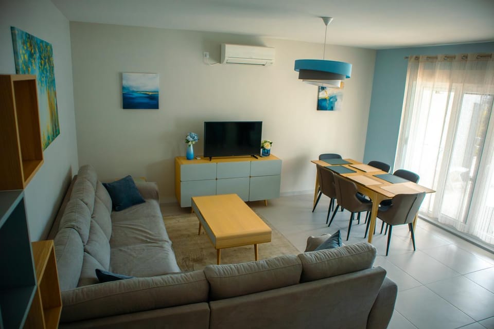 Communal lounge/ TV room, TV and multimedia, Living room, Seating area, Evening entertainment, air conditioner