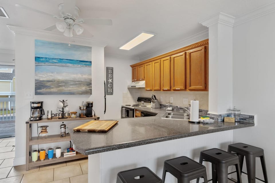 Coffee/tea facilities, Kitchen or kitchenette, Dining area, stove