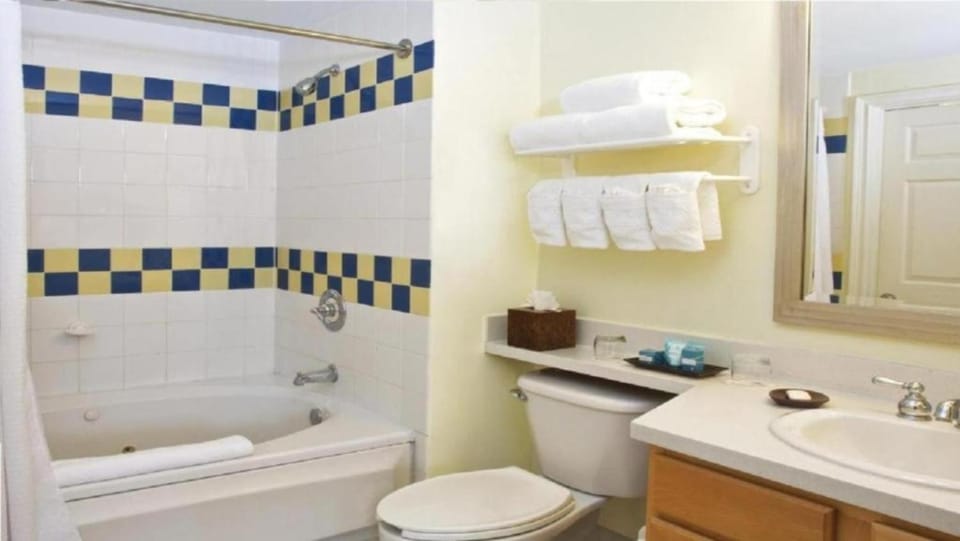 Shower, Toilet, Bathroom, Bath, towels