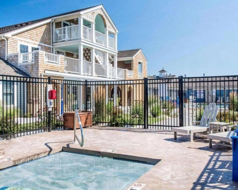 Property building, Day, Hot Tub, sunbed