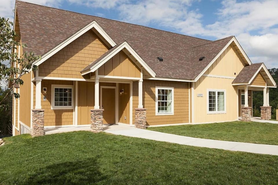 Enjoy the Blue Ridge Mountains in this 2BD condo resort retreat House in Lake Glenville