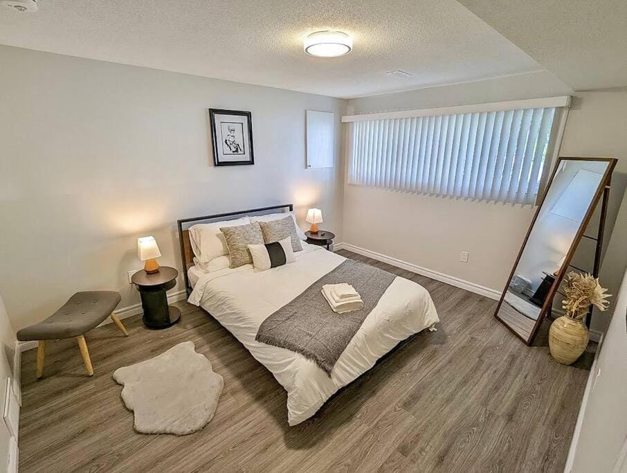 Bed, Bedroom, towels