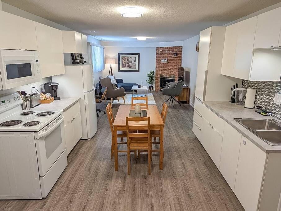 Kitchen or kitchenette, Seating area, Dining area, oven, pet friendly, stove, toaster