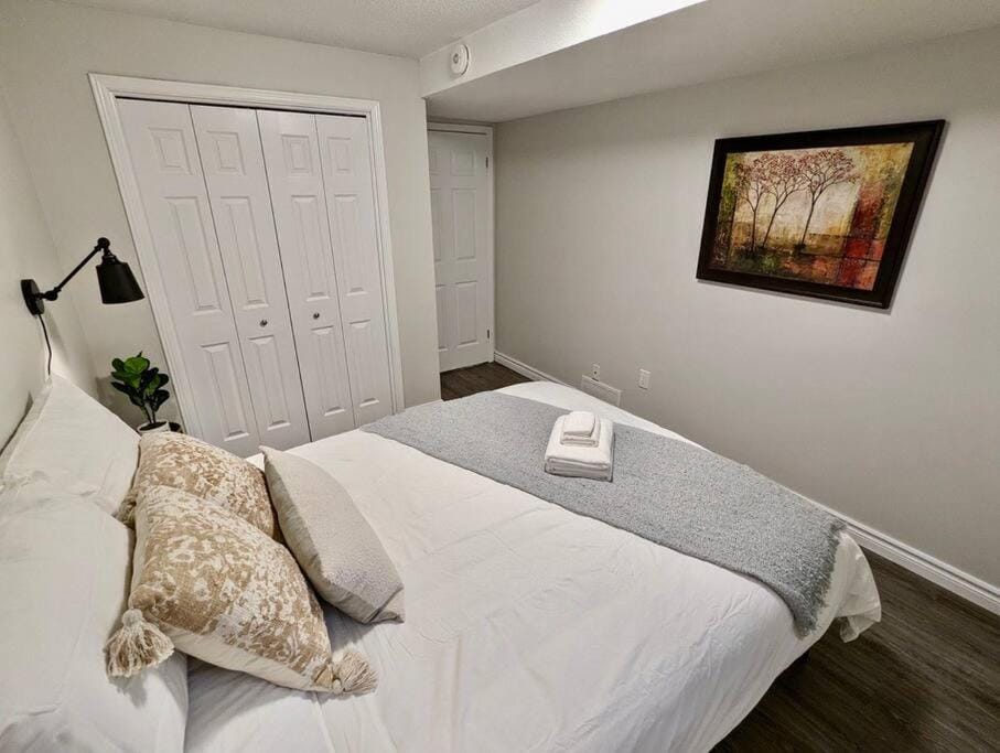 Bed, Photo of the whole room, Bedroom, towels