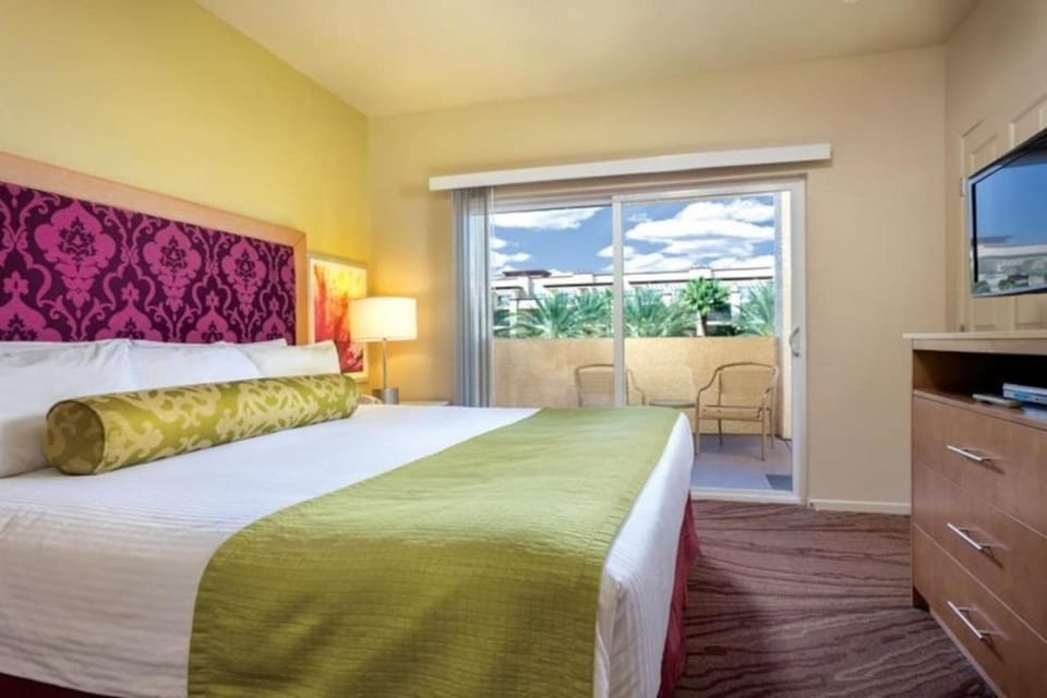 Enjoy Las Vegas Blvd with the Family in 2BD condo with resort lazy river Apartment in Paradise