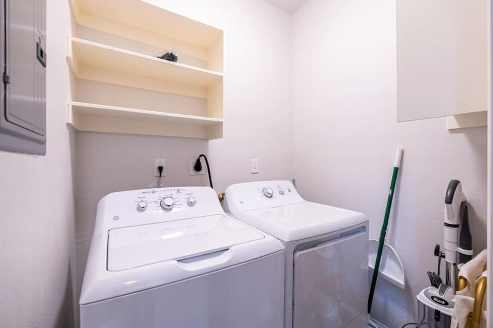 Southtown 3BR Cowboy Pool, Playset, Riverwalk, BBQ, Firepit, Big Yard — Downtown San Antonio House in San Antonio