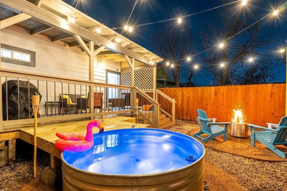 Southtown 3BR Cowboy Pool, Playset, Riverwalk, BBQ, Firepit, Big Yard — Downtown San Antonio House in San Antonio