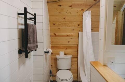 Pilot Lodge - Cozy Cabin on Private Airstrip Cabin in Big Lake