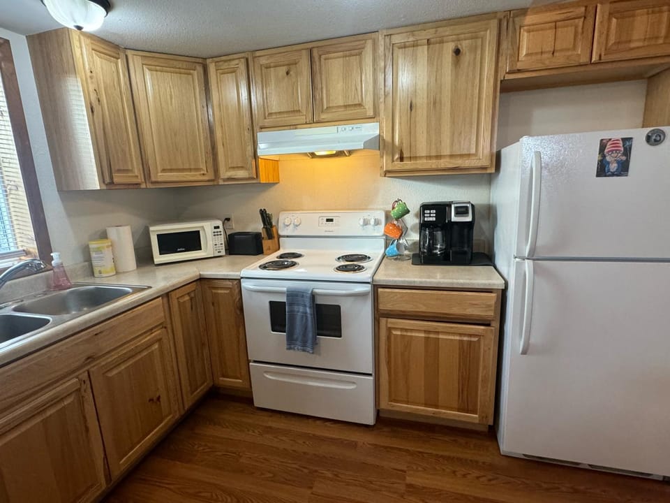 Coffee/tea facilities, Kitchen or kitchenette, oven, stove, kitchen