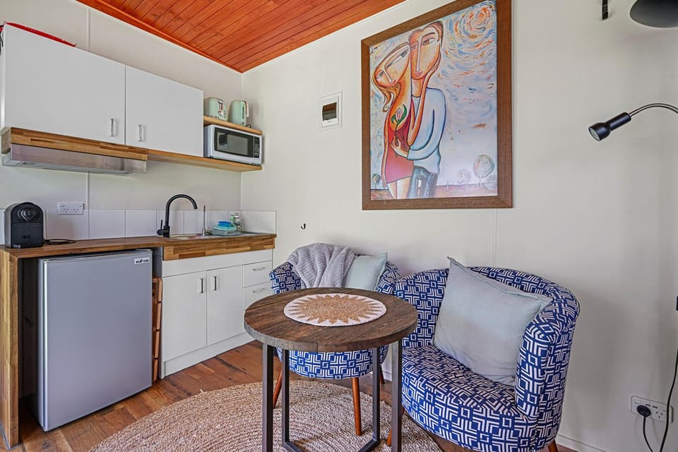 Kitchen or kitchenette, Seating area, Dining area
