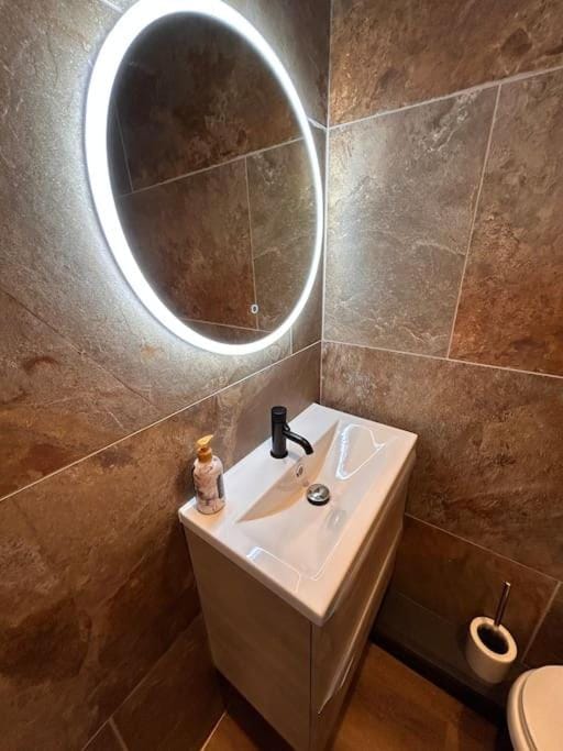 Bathroom, towels