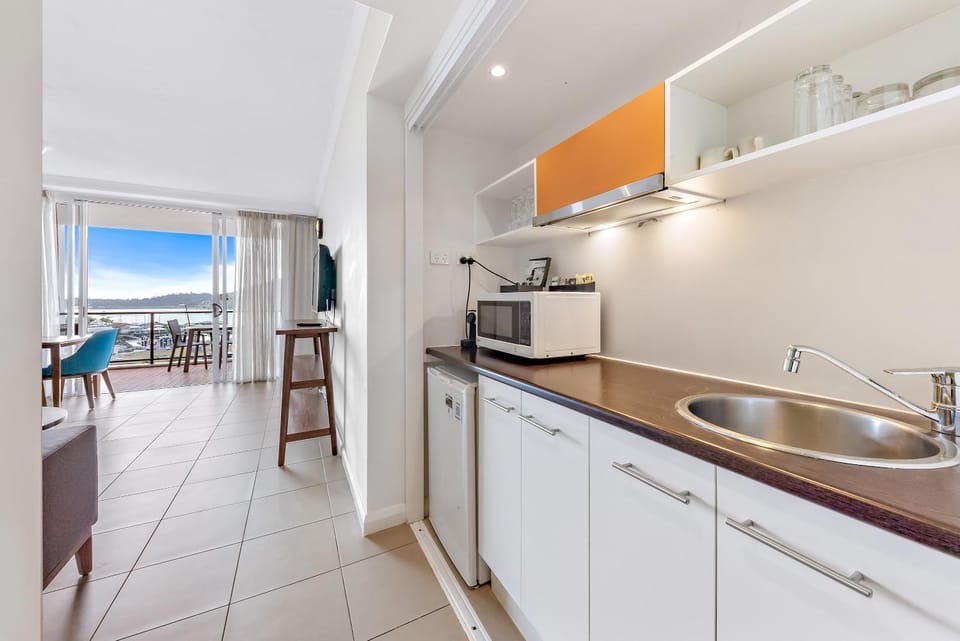 Kitchen or kitchenette, Sea view