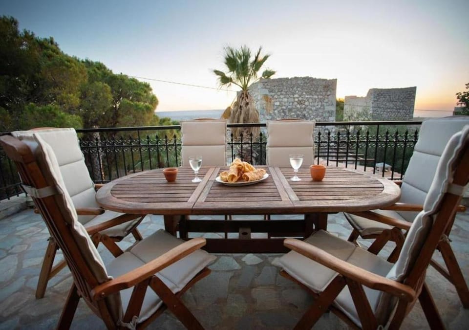 Balcony/Terrace, Dining area, Garden view, Mountain view