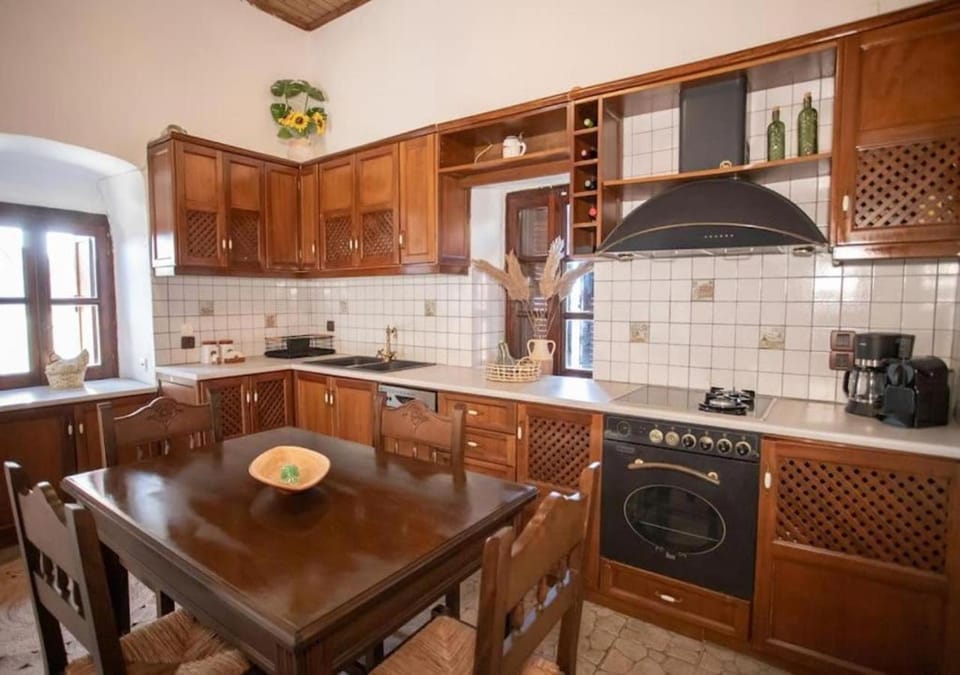 Coffee/tea facilities, Seating area, Dining area, dishwasher, microwave, stove, kitchen