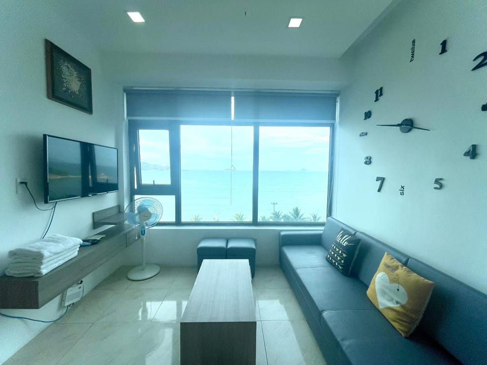 Property building, Restaurant/places to eat, Communal lounge/ TV room, Bed, TV and multimedia, Living room, Photo of the whole room, Seating area, Evening entertainment, Bedroom, Swimming pool, Breakfast