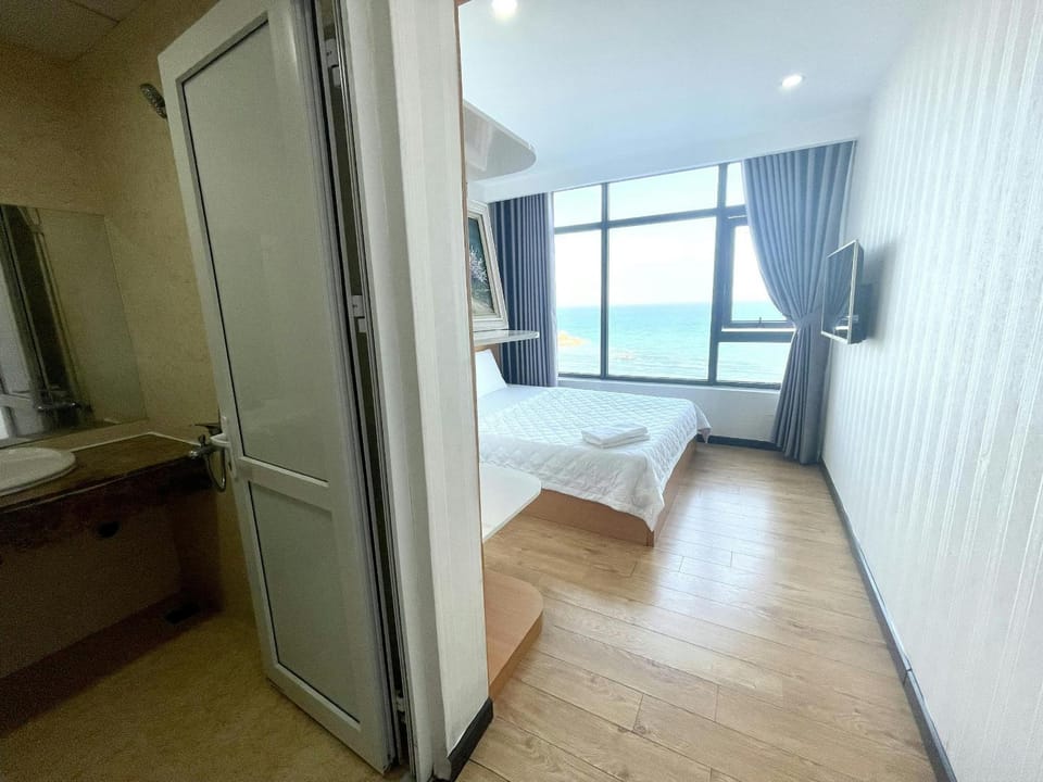 Bed, TV and multimedia, Photo of the whole room, Bedroom, towels, wardrobe