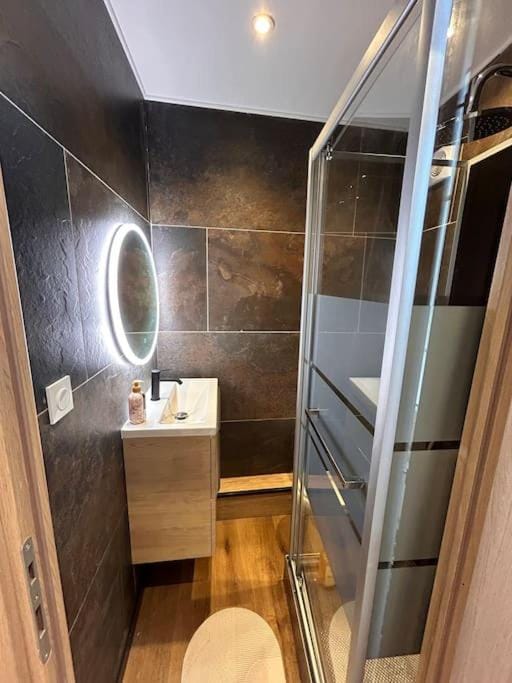 Shower, Bathroom, towels
