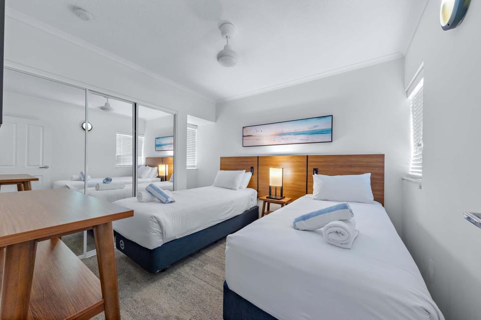 Bed, Bedroom, towels